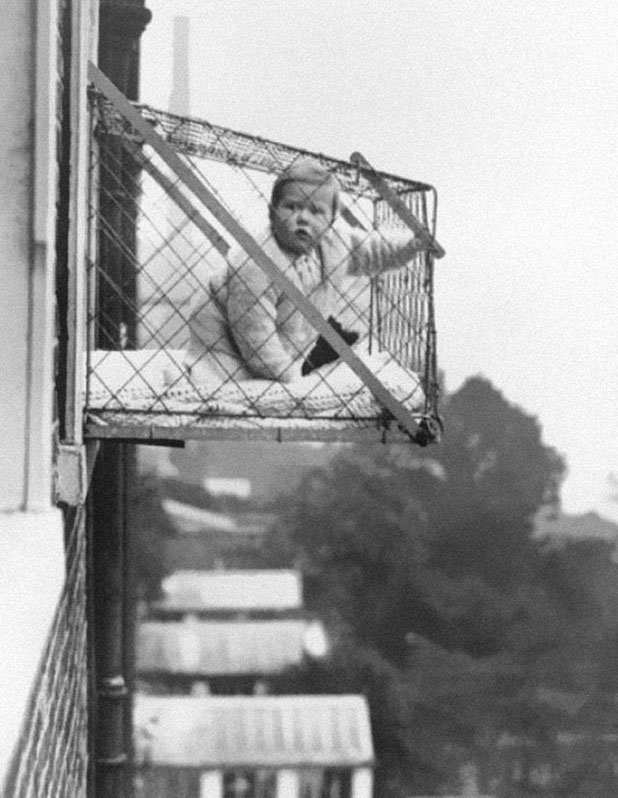 Бебешки клетки, които гарантират, че децата, живеещи в панелни блокове, получават достатъчно слънчева светлина и свеж въздух, 1937 г.
