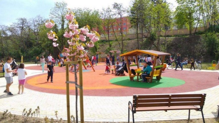 Детската площадка е обособена в две части - за деца до 3 години и за по-големи, между 3 и 12 години