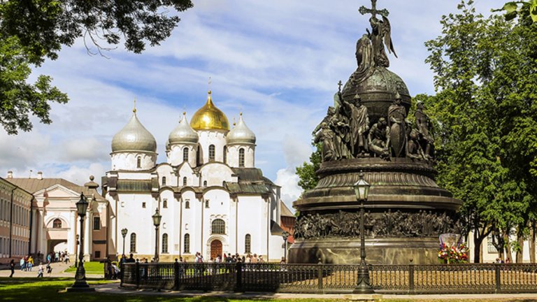Паметникът на Хилядолетието на Русия, върху който е статуята на Рюрик. Под него има статуи на Михаил Романов, Катерина Велика и други, но водещата фигура е на Рюрик.