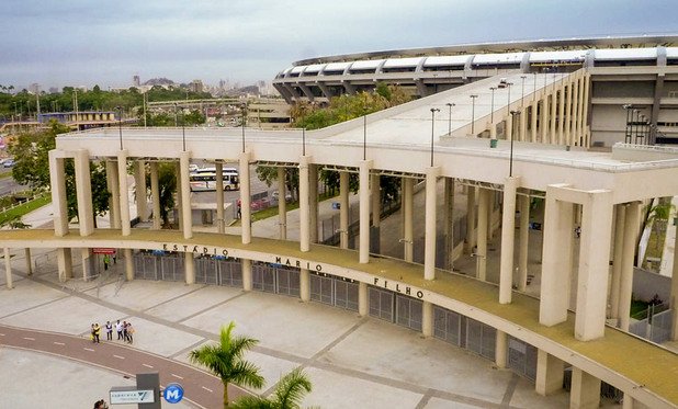 Входът към стадион "Марио Фильо", както е оригиналното име на бразилския футболен храм. Кръстен е на журналист, който е оказал огромна подкрепа и е бил един от активистите да се построи национален стадион преди 69 години.