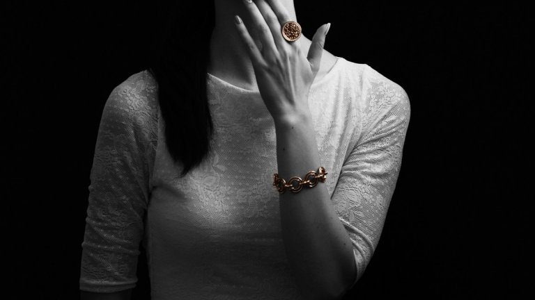 Този знак също се използва много често. Означава: Мен какво ме интересува?