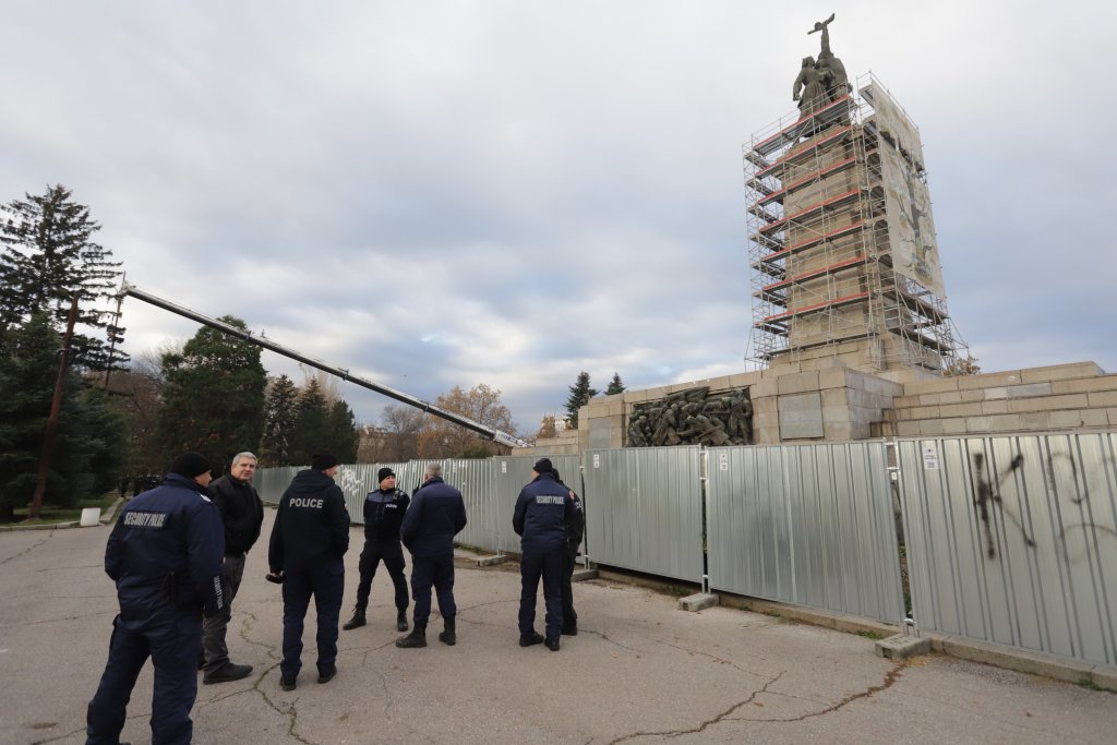 Започва демонтажът на Паметника на съветската армия (снимки)