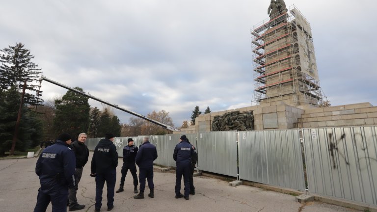 Започва демонтажът на Паметника на съветската армия (снимки)