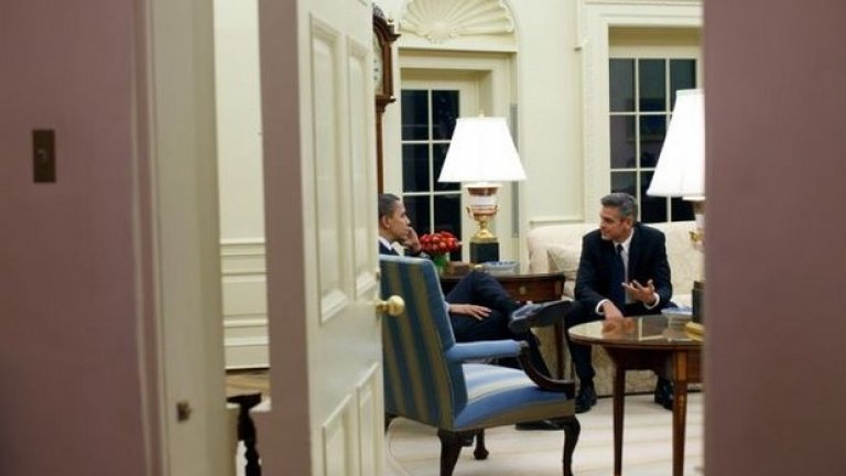 Президентът Обама и Джордж Клууни разговарят в овалния кабинет
