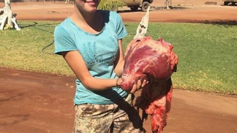 Тя ловува с баща си, а месото на убитите животни бива дарявано на гладуващи селища в Африка