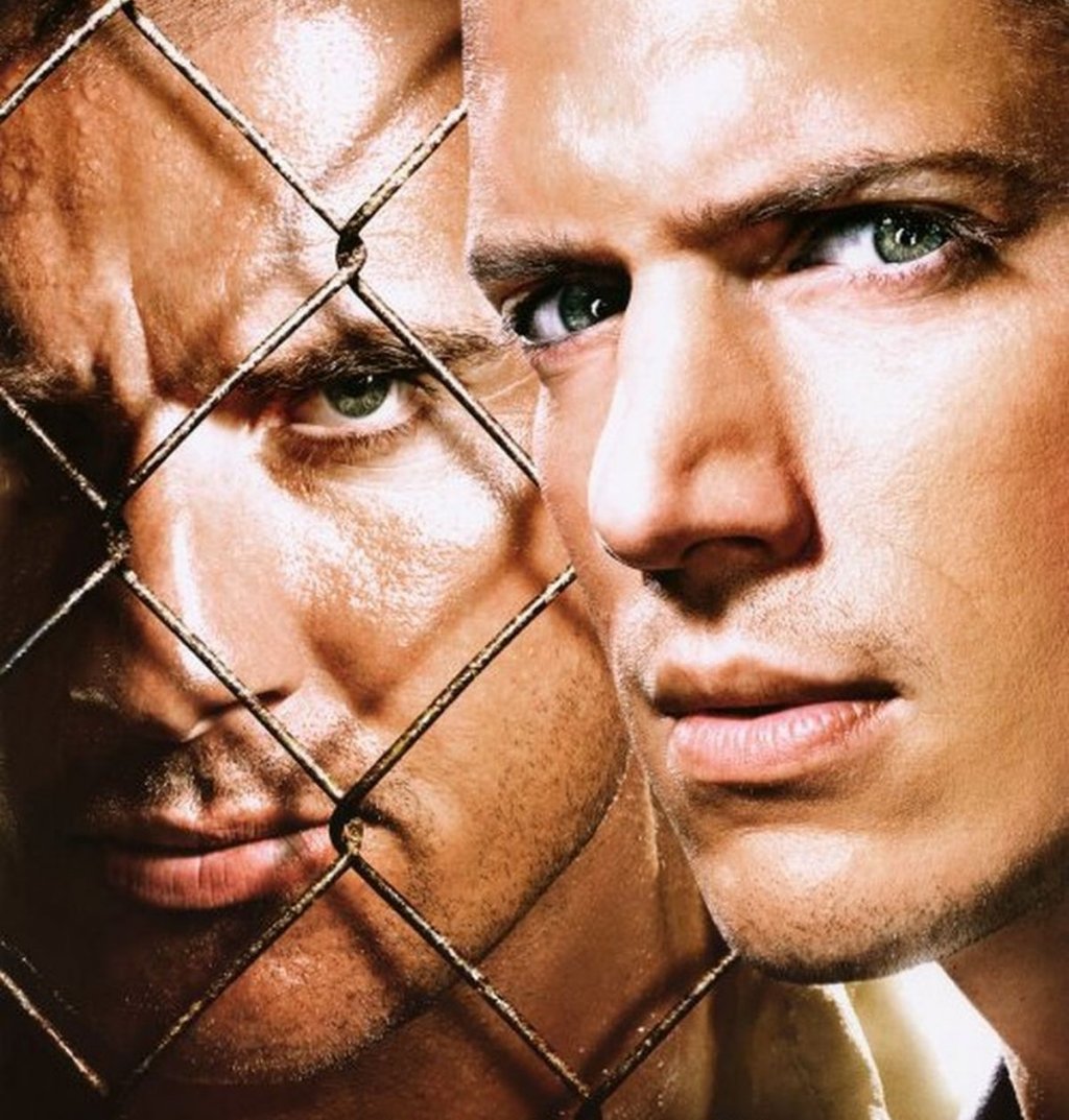 "Бягство от затвора" (Prison Break)
Тук първоначалната концепция е на ниво. Линкълн Бъроуз е в затвора и е осъден на смърт. Брат му - Майкъл Скофийлд, използва гениалната си инженерна мисъл, за да изгради план за спасяването му. Майкъл татуира върху тялото си плановете на затвора и извършва обир, за да попадне там и да измъкне брат си.
Всичко хубаво - историята определено работеше за един сезон. А после? После започна рециклирането на тази идея до степен на абсурд.