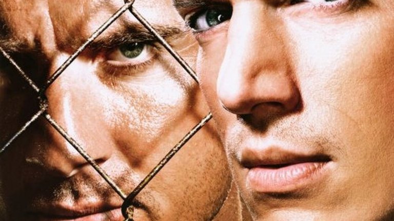 "Бягство от затвора" (Prison Break)
Тук първоначалната концепция е на ниво. Линкълн Бъроуз е в затвора и е осъден на смърт. Брат му - Майкъл Скофийлд, използва гениалната си инженерна мисъл, за да изгради план за спасяването му. Майкъл татуира върху тялото си плановете на затвора и извършва обир, за да попадне там и да измъкне брат си.
Всичко хубаво - историята определено работеше за един сезон. А после? После започна рециклирането на тази идея до степен на абсурд.