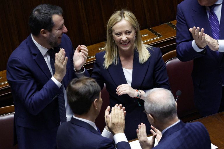 Мелони и коалиционните ѝ партньори се поздравяват за полученото одобрение от Долната камара на италианския парламент.