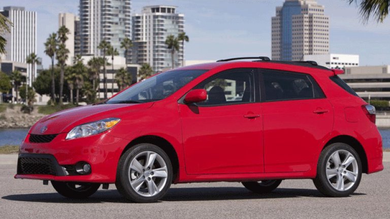 Toyota Matrix
Toyota и General Motors водят оспорвана битка кой да е автомобилен производител №1 в свята, но когато японците решават да започнат да сглобяват коли в Щатите, те се обръщат към GM, тъй като търсят стабилен партньор. В резултат на това сътрудничество се появява моделът Corolla, сглобяван в Щатите, както и Chevrolet Nova и живелият кратко Geo Prism. По-късно в GM се отказват от седаните, а Toyota обогатява гамата с компактни комби автомобили – незабравимо грозните Toyota Matrix и Pontiac Vibe.