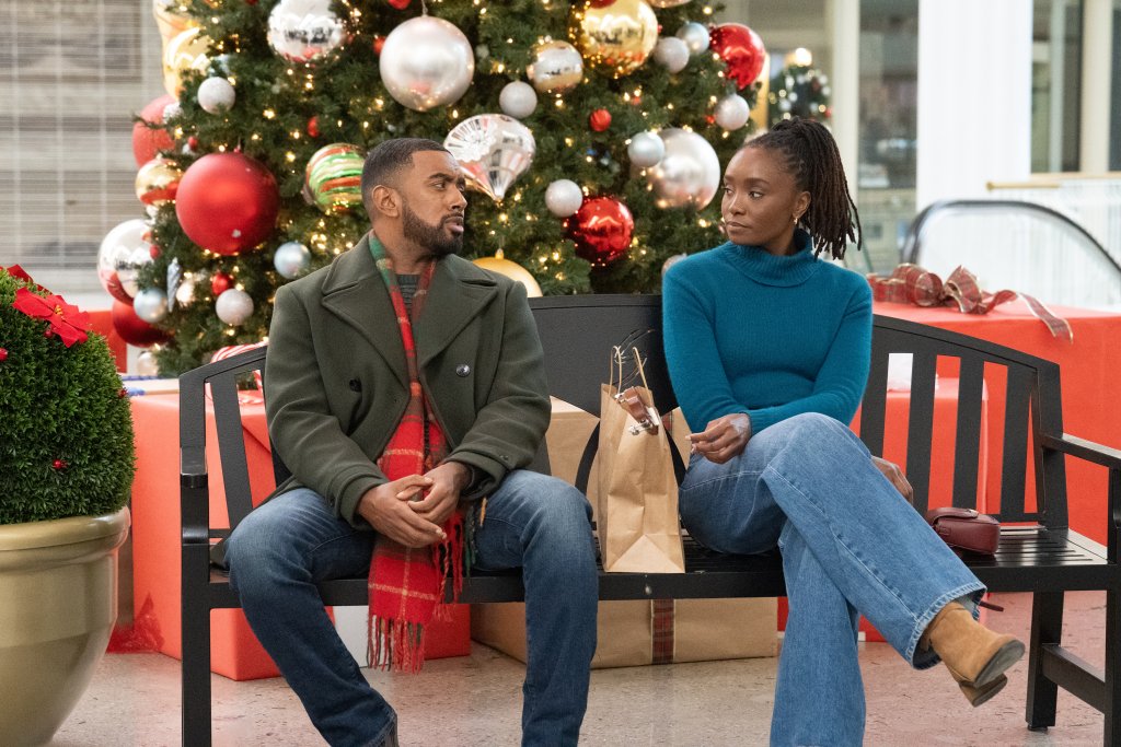 Fake Yourself a Marry Little Christmas  

Премиера: 30 ноември

Къде: HBO Max

Сдържаната преподавателка Мая решава да се измъкне от неудобния въпрос защо отново е без гадже по празниците с една невинна лъжа. Пред близките си тя заявява, че е сгодена за мъж, който в момента е в кома. С въпросния мъж тя се е срещала само веднъж, но когато семейството му научава за „годежа“, Мая внезапно се оказва въвлечена с пълна сила в техните коледни планове.