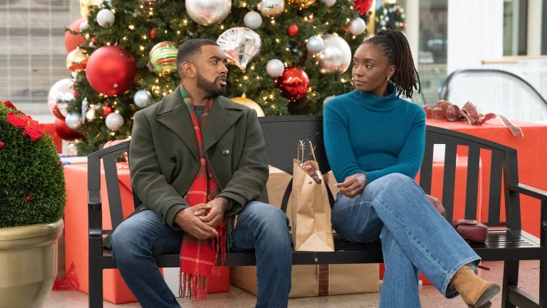 Fake Yourself a Marry Little Christmas  

Премиера: 30 ноември

Къде: HBO Max

Сдържаната преподавателка Мая решава да се измъкне от неудобния въпрос защо отново е без гадже по празниците с една невинна лъжа. Пред близките си тя заявява, че е сгодена за мъж, който в момента е в кома. С въпросния мъж тя се е срещала само веднъж, но когато семейството му научава за „годежа“, Мая внезапно се оказва въвлечена с пълна сила в техните коледни планове.