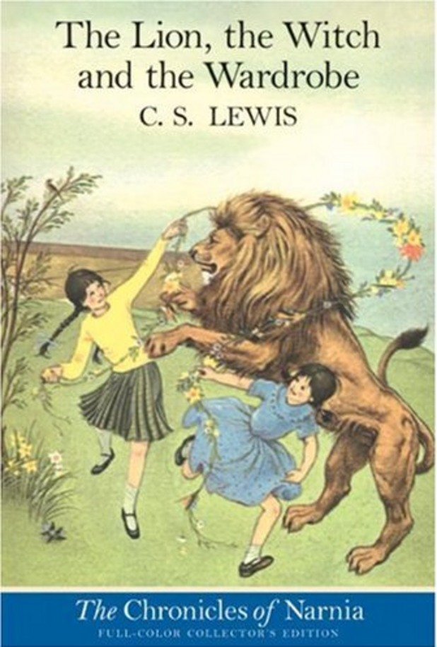 9. "Лъвът, Вещицата и дрешникът" - К. С. Луис (1950); 85 млн. копия

Това е първата от седемте книги от "Хрониките на Нарния" на К. С. Луис. Хронологично обаче се нарежда на второ място след "Племенникът на магьосника", която е написана по-късно. За да предпази децата си Едмънд, Питър, Сюзън и Луси от бомбардировките на Лондон през Втората световна война, майка им ги изпраща при професор в провинцията. Огромната му къща е идеална за игра на криеница и в един дъждовен ден децата правят точно това. Най-малката, Луси, влиза в голям дрешник в една от празните стаи на имението. След няколко реда палта Луси забелязва, че върви през сняг, а лицето и