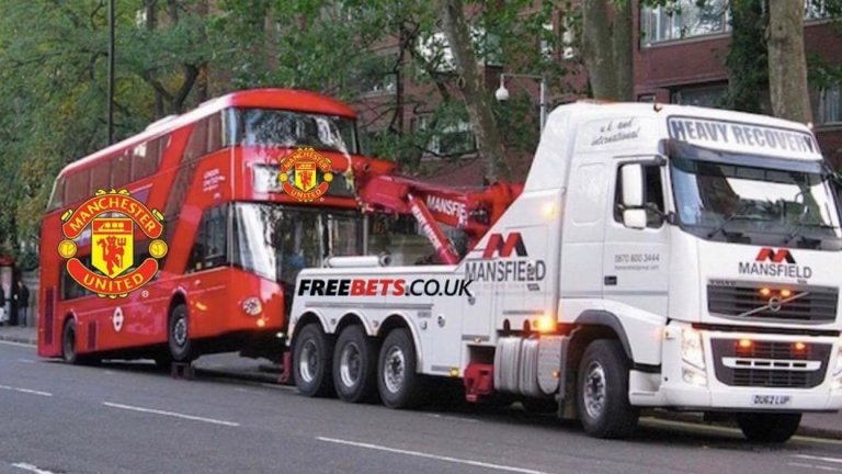Първи снимки на автобуса на Манчестър Юнайтед след катастрофата срещу Севиля.