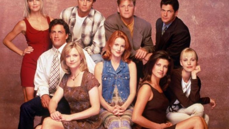 Melrose Place / "Мелроуз Плейс"
Спиноф на: "Бевърли Хилс 90210"
Леко се накланяме в посока "драма" с историята за група млади хора – всеки със собствените си цели и мечти. Общото помежду им е, че живеят в комплекс с името "Мелроуз Плейс" в Холивуд. Епизодите са спиноф на тийн хита Beverly Hills 90210, манията по който излезе далеч извън границите на САЩ, че стигна и до България през 90-те. Първоначално идеята е всеки епизод да е по-самостоятелен, но това се оказва неправилен подход и така биват вмъкнати по-продължителни истории. Основна роля за успеха на сериала може би има актрисата Хедър Локлиър, чиято безмилостна героиня Аманда Удуард се превръща в един ангажиращ зрителите злодей. "Мелроуз Плейс" продължава от 1992 г. до 1999 г. и има общо седем сезона. През 2009-а, както е модерно, се сдоби и с "рестарт" - нов сериал със същото име.