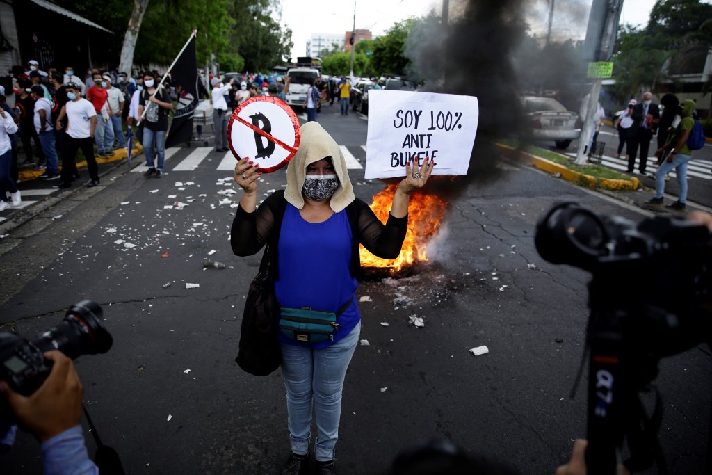 Гняв, проблеми и протести - Ел Салвадор посрещна биткойна като официална валута
