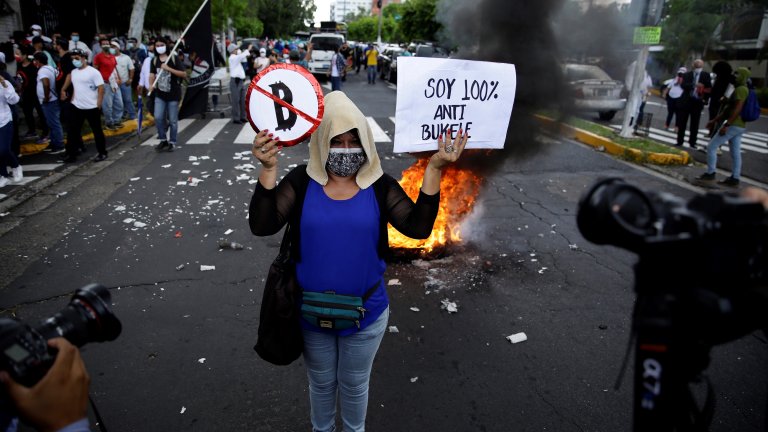 Гняв, проблеми и протести - Ел Салвадор посрещна биткойна като официална валута
