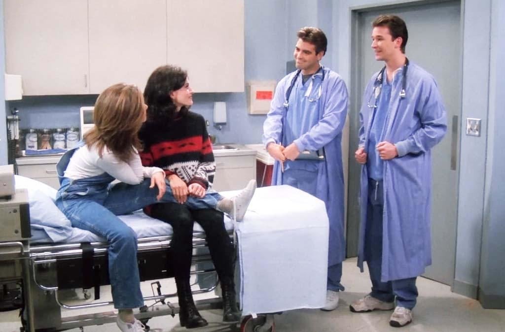 Джордж Клуни и Ноа Уайли
Още в първи сезон в „Приятели” влизат звездите от „Спешно отделение” Джордж Клуни и Ноа Уайли. В епизода Моника и Рейчъл си разменят самоличностите, защото Рейчъл няма здравна осигуровка, а последиците от таз