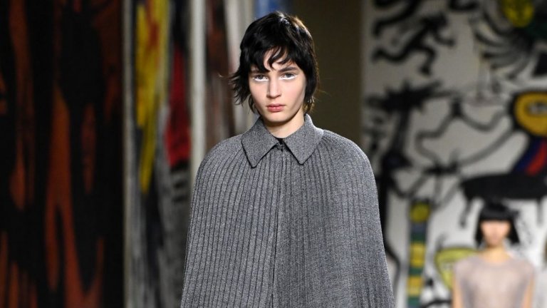 В ритъма на плисетата
Не че плисетата някога са си тръгвали окончателно от модната сцена, но през пролетния сезон на 2022 г. си извоюват стабилна позиция в гардеробите ни. Полите и роклите са в макси дължина и под формата на миди. Към цялата визия може да се добави и деликатен блясък в стил “Студио 54”.