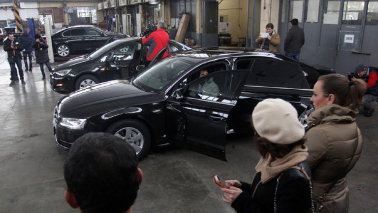 Изпълнена е и доставката на 12 автомобила компактен клас - „Опел Астра", които ще осигуряват дейността на структурните звена на НСО.