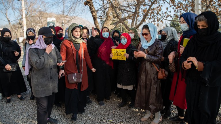 Някои анализатори откриват връзка между наложените от талибаните забрани за образованието на жени в Афганистан и отровените момичета в училищата