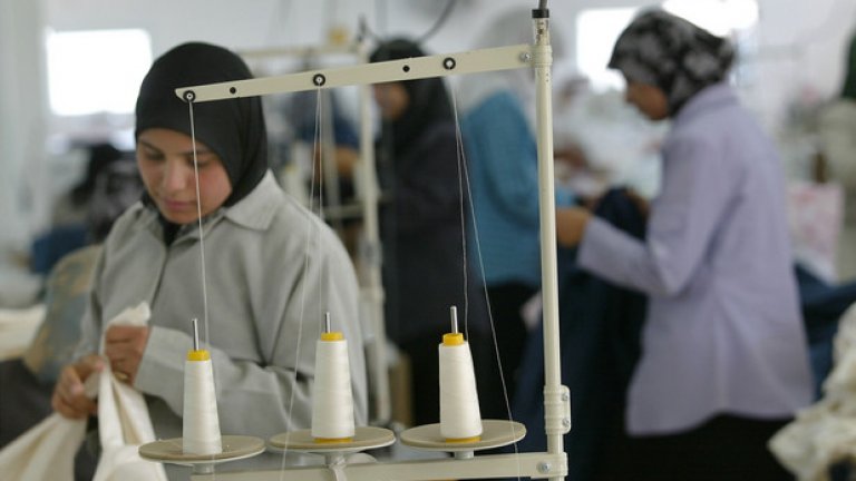 Палестински жени работят в израелска текстилна фабрика - 2002 година