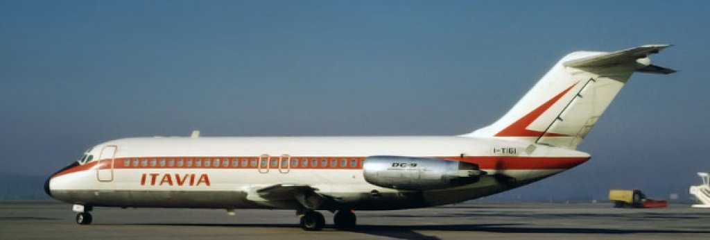 15. Италиански загадки

На 27 юни 1980 г. в Тиренско море се разбива DC-9 на италианската авиокомпания Aerolinee Itavia. Никой не оцелява от намиращите се на борда 81 души. Бързо става ясно, че не се касае за стандартна авиационна катастрофа.

Разследването се спъва многократно и ту се прекратява, ту възобновява, италианските военни не сътрудничат. Оформят се две основни версии – взрив от бомба в района на тоалетната, намираща се в опашната част или взрив от ракета.

През годините двете теории се боричкат за обществено внимание. През 1989 г. комисия към италианския парламент излиза със заключение, че се касае за ракетен обстрел от неясен източник. Две години по-късно италианската прокуратура отказва да разследва тази версия поради липса на доказателства.

През 1994 г. ново международно разследване сочи за причина взрив на борда, но италианското общество е обсебено от ракетната теория. Франческо Косига, който по време на инцидента е министър-председател на Италия, а по-късно става и президент публично твърди, че се касае за сваляне на самолета с ракета при въздушен бой между френски и либийски изтребители. 

През 2013 г. Върховният съд на страната излиза със заключение, че има твърде много доказателства за ракетен обстрел. Все още няма категорични свидетелства за това кой и защо е свалил италианския DC-9, въпреки наличието на безбройни теории по въпроса.