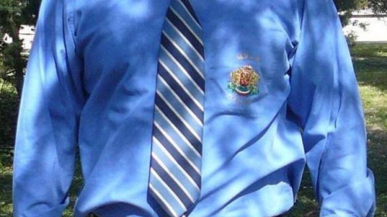 От Външно са обявили поръчка за 38 сини ризи, с един джоб и емблема