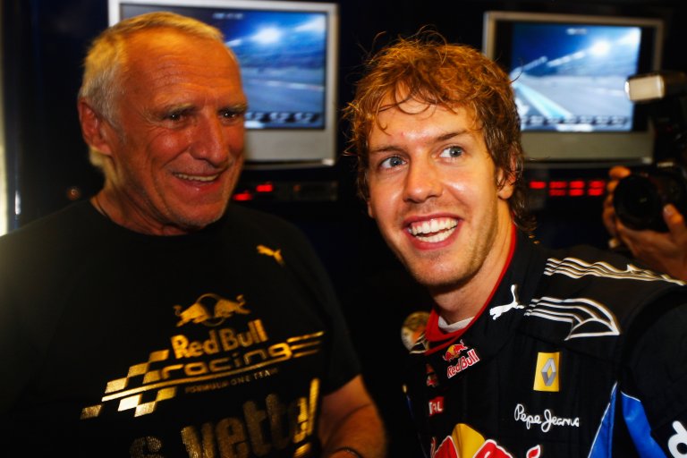 Дитрих Матешиц гордо подозира с пилота от Формула 1 Себастиан Фетел.