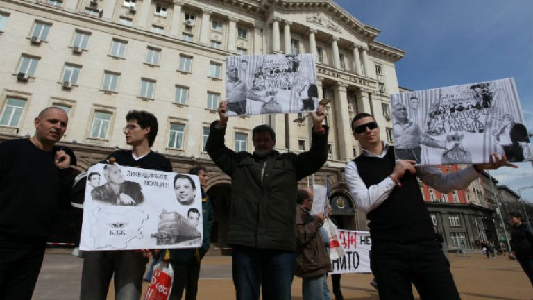 Недоволните показват умения в изработката на колажи