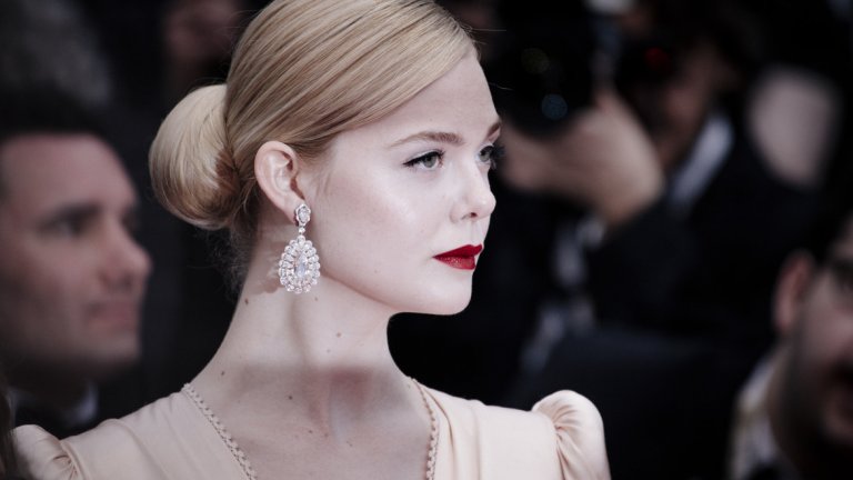 Бижутата на актрисата са на луксозната марка Chopard.