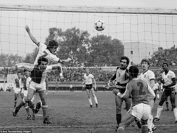 Тук Брайън Робсън отбелязва първия гол за Англия при разгрома с 8:0 над Турция в Истанбул през 1984-а година в световна квалификация