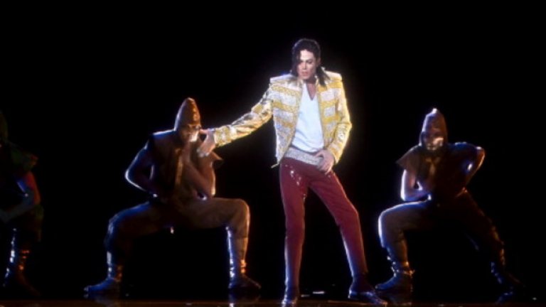 След епичния успех на „Thriller“ (1982), Майкъл Джексън има нужда от нещо също толкова добро. Никой не се съмнява, че парчето „Bad”, ракетата – носител на едноименния албум от 1987-ма година, ще взриви класациите. Трябва обаче добър режисьор за видеото.
 Това е Мартин Скорсезе, който буквално заснема късометражен урок по танци и улавя типичните движения на Джако, в това число лунната походка. И до днес „Bad” е един от най-богатите „източници на знание“, истинска визуална енциклопедия за всички, които искат да усвоят или копират движенията на Краля на попа.