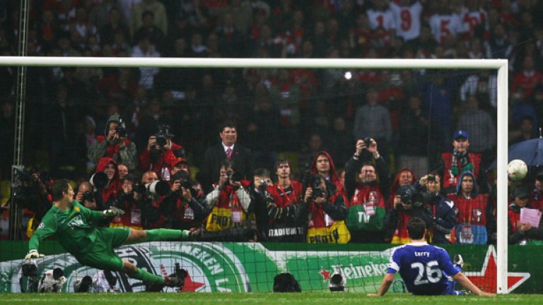 Историята помни много епични сблъсъци между "червените дяволи" и Челси - като финалът в Шампионската лига през 2008 г., когато тази пропусната от Джон Тери дузпа донесе европейската купа на Юнайтед