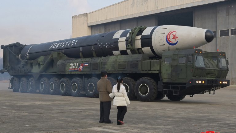 Ким Чен-ун за пръв път показа дъщеря си на инспекция на нова ракета (снимки)
