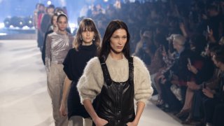 От кожа няма да се отървете
Господар на тазгодишните модни тенденции категорично ще бъдат кожените панталони. Напълно прилепнали по краката или в по-свободна кройка, изборът е ваш. Никой не налага ограничения за формата или цвета на кожените панталони, с които ще обогатите зимния си гардероб. При тях има голямо предимство в съчетаването - лесно се комбинират с по-плътните и вълнени горнища.