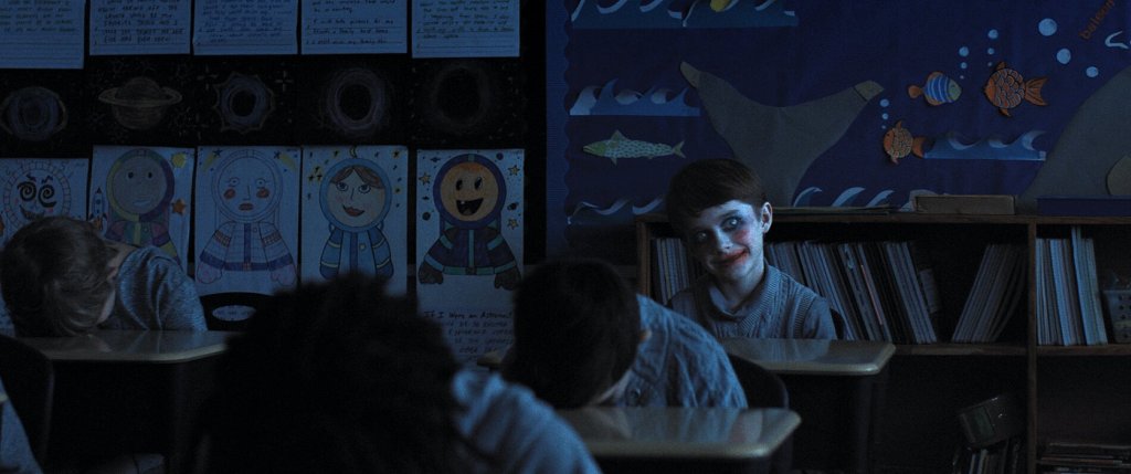 „Оръжия“
 „Оръжия“ е различният филм на ужасите, който тази година се появи на големите екрани. И ако се разделите с предварителните си очаквания за това какво трябва да представлява един хорър, може и да ви хареса. Във филма липсват шоковите ефекти. Вместо това създава представата, че ужасът невинаги идва от чудовища, а от колективното отричане на даден проблем.