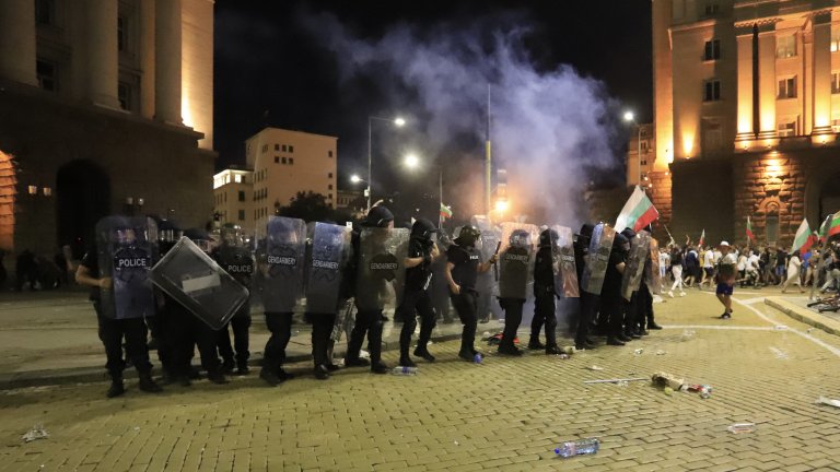 Сблъсъци на протеста, хвърлят бомбички по полицаите пред парламента