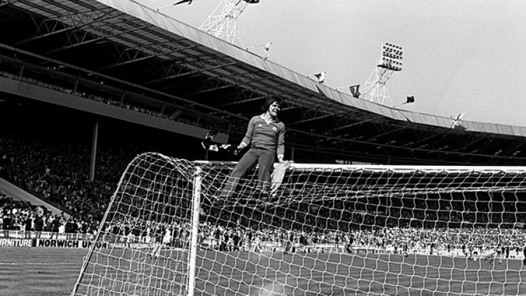 Този фен на Юнайтед се е качил на вратата и скоро ще си среже парче от мрежата за спомен. Публиката на Юнайтед не само се радваше, че е победен вечният съперник, но и празнуваше първия трофей на отбора от 9 години - след КЕШ през 1968-а