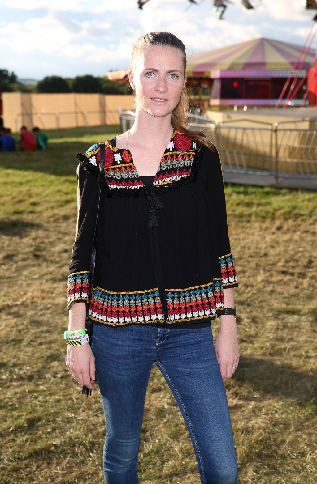 Погледнете внимателно Клои, дамата на снимката. Не ви ли напомня на някого? На Кара Делавин може би? Двете са сестри. 