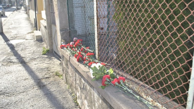 Цветя на мястото, на което беше убит 18-годишния Тодор