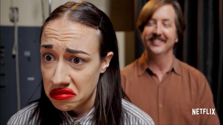 Haters Back Off
Представете си сериал за нещо като Мис Тигрова - ето това е и Haters Back Off - шоу, чиято идея е да разгледа живота на една влогърка в YouTube. Само че самата идея ограничава зрителите единствено до феновете на ексцентричните ютубъри. Като добавим към това и фактът, че хуморът в шоуто далеч не е за всеки, логични са и не особено положителните реакции. Този сериал просто не е за всеки (да не кажем директно, че почти за никого не е).