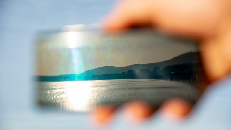 И понеже лятото е наблизо, а на морето даже става за къпане, затова ще ви разкажем и за една каравана, едно почти известно куче, нещо като изгрев в 4:30 сутринта и задължителната снимка на луна.