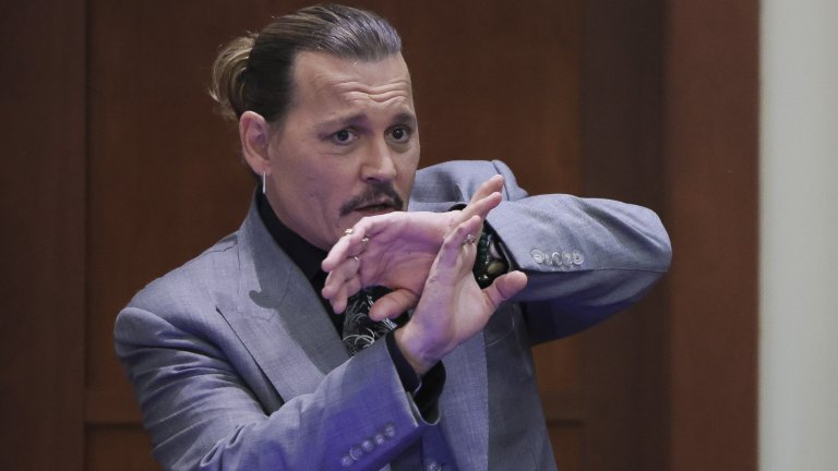 Актьорът демонстрира по какъв начин е трябвало да се предпазва от своята съпруга