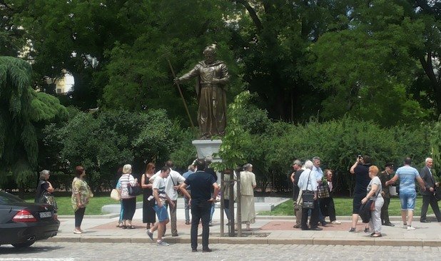 В деня на откриването зам.-кметът по култура Тодор Чобанов допусна вариант за смята на очите със светещи диоди, което разгневи скулптура Александър Хайтов, тъй като разваля неговия цялостен замисъл