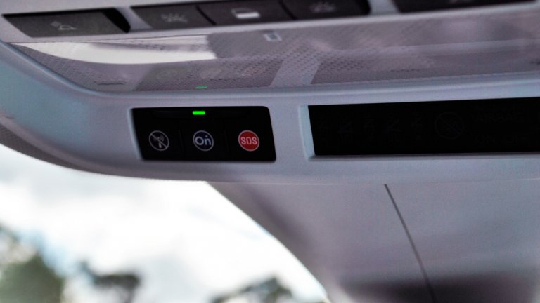 Mожеш да свържеш един телефон през Bluetooth със стандартната система IntelliLink и от него например да пускаш музика през Spotify и друг с кабел и Android Auto, който да използва Google Maps за екрана, да показва нотификации, да приема обаждания и т.н.
Автомобилите са оборудвани с типичните за Opel, спечелили множество награди технологии за свързаност, осигурени от Opel OnStar , както и съвместимите с Apple CarPlay и Android Auto инфоразвлекателни системи IntelliLink
