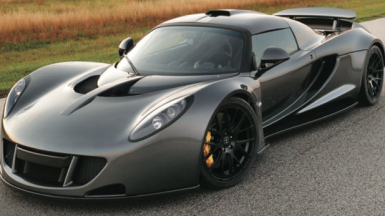Hennessey Venom GT
Създател на този автомобил е Hennessey Performance, компанията, базирана в Сийли, Тексас, която се гордее с това, че Venom GT постави световен рекорд за ускорение от място до 300 км/ч – през януари миналата година колата покри този тест за 13,63 секунди.
Производствената серия засега включва едва 11 коли, 5 от които останаха в Щатите, а общият брой сглобени автомобили ще е точно 29. Сигурно ви е направило впечатление, че Venom GT прилича на моделите Elise и Exige? Точно така, тези автомобили се използват за база при създаването на Venom GT. И американците добавят 7-литров V8 с две турбини с мощност 1244 к.с.
Цена: 1,2 милиона долара