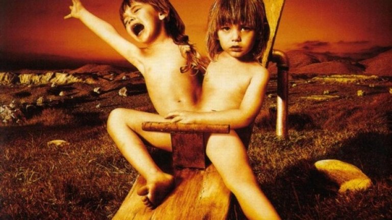 Албумът на Van Halen, Balance (1995)

Обложката на албума показва слети телата на близнаци, което е притеснително. Такава вероятно е била и целта на групата. Заради внесения смут обаче албумът се предлага и с алтернативна обложка, в която едното дете е "премахнато". 
