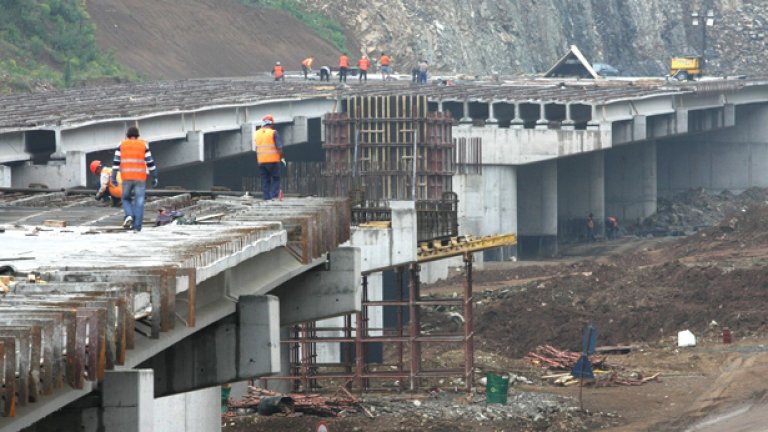 Освен най-скъпата до момента магистрала в България, "Люлин" ще се окаже построена и с най-голямо закъснение спрямо предвидения в договора със строителя срок