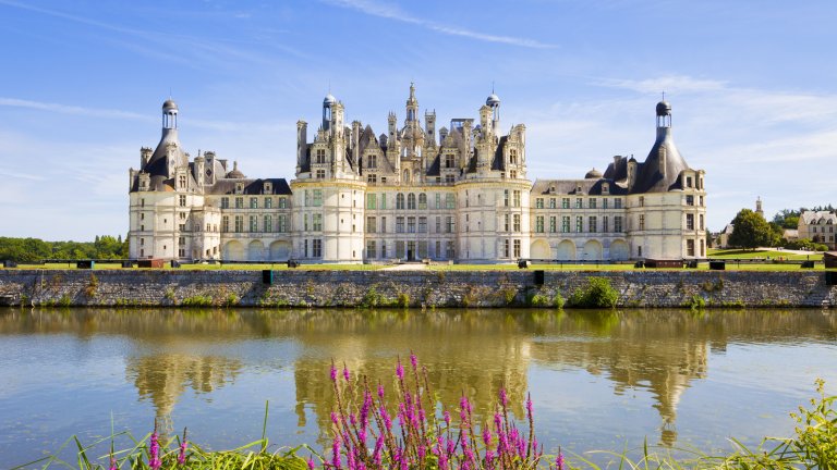 Долината на Лоара, Франция
Всъщност, по който и път във Франция да поемете, все ще е главозамаймащо красиво. Можете да карате по пътя между Орлеан и Анжер, в долината на Лоара и покрай великолепните замъци и лозя. Можете да шофирате през Ривиерата или през Комб Лавал и историческите Френски Алпи, смятан за най-магнетичния път през тази планина. Или просто да хванете който и да е селски път из Прованс.