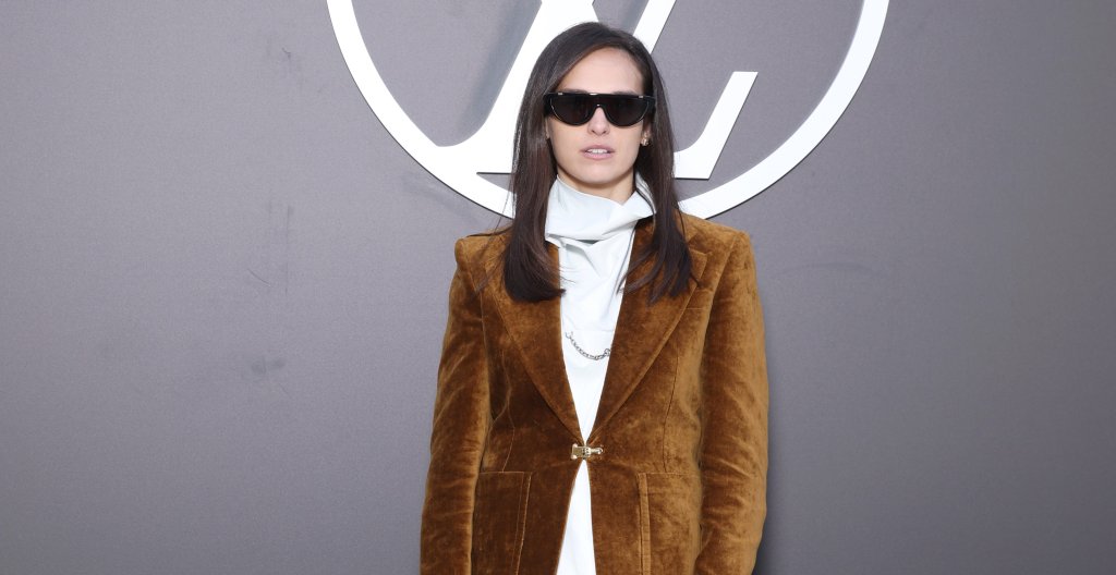 Царството на кафявата кожа
Кафявите кожени и велурени якета се завръщат, за да внесат топлина и дълбочина в пролетния гардероб. Също като топло какао, те са класика, която носи уют и удобство, независимо от ситуацията. А и са идеалното спасение за дните, в които изненадващо завали дъжд.